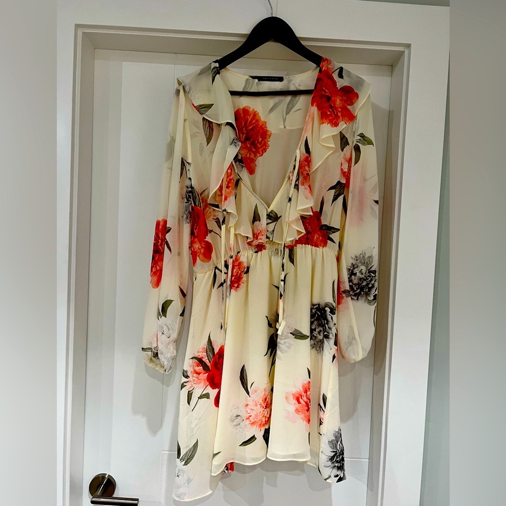 Feminine pretty floral long sleeve dress